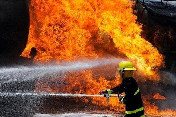 مهار آتش سوزی در شهرک صنعتی منصورکنده بابل